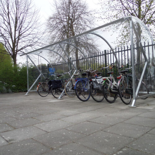Rookoverkapping - rookabri BF1000 102 Afgebeeld een basisdeel en een aanbouwdeel, waardoor er een rijwieloverkapping met een lengte van 6 meter ontstaat.